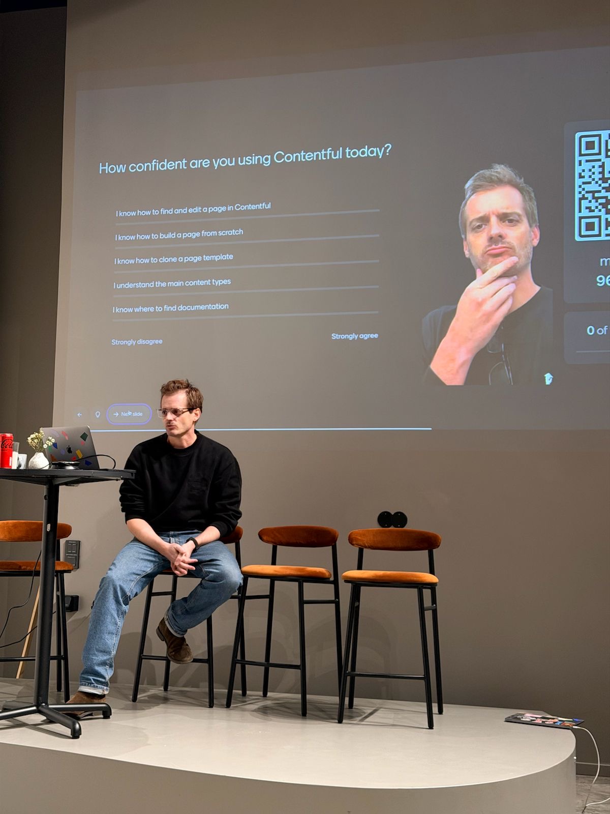 Arnaud Caillot presenting on stage about Contentful and AI